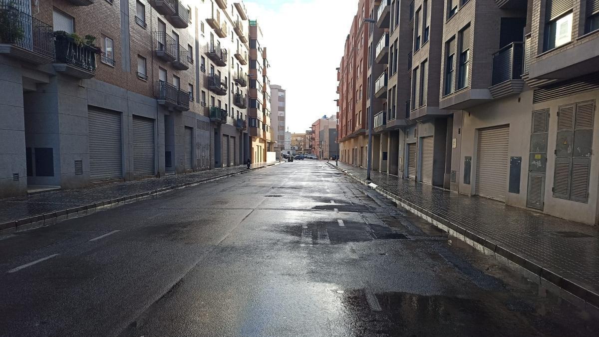 Una calle de Burriana, limpia tras poner en marcha este lunes el Ayuntamiento el plan de limpieza integral.