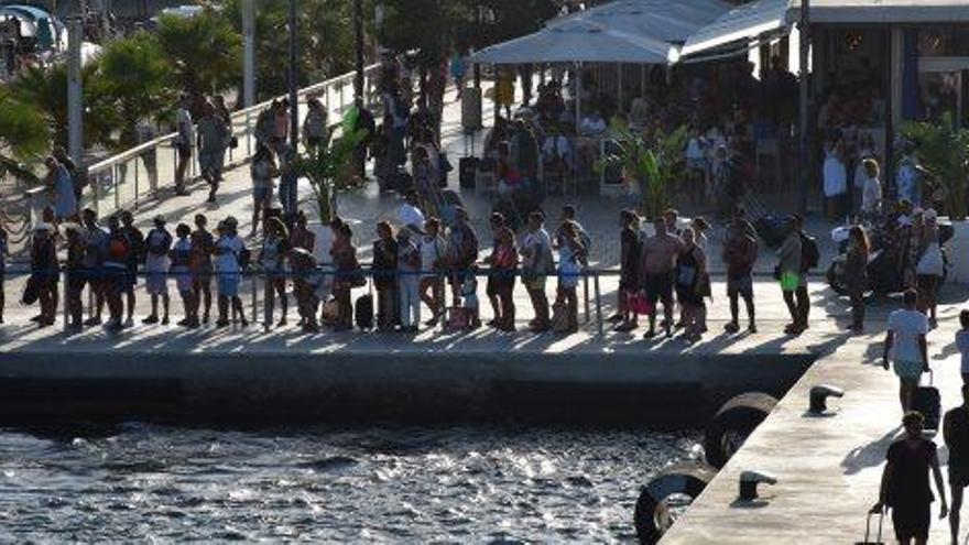 Decenas de pasajeros esperan para embarcar en la Savina.