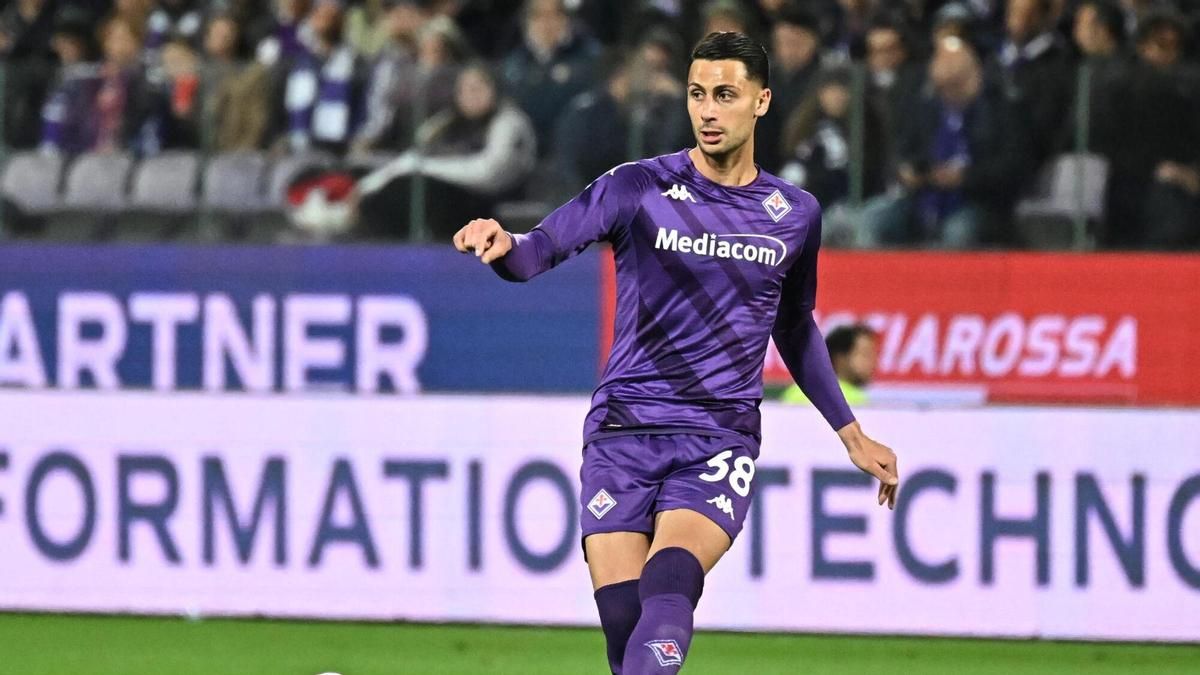 Rolando Mandragora en acción durante el partido de fútbol de la serie A italiana entre el ACF Fiorentina y el Atalanta BC en el Artemio Franchi.