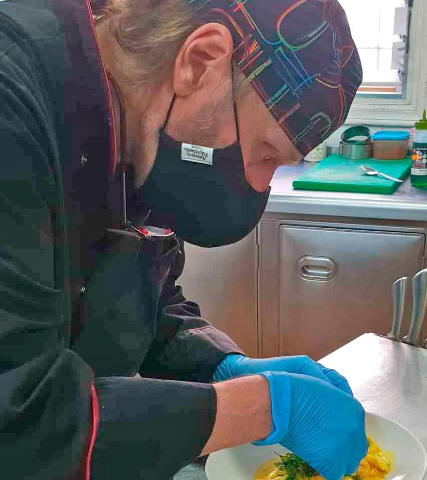 Los cocineros guardan las máximas medidas de higiene frente a la covid-19.