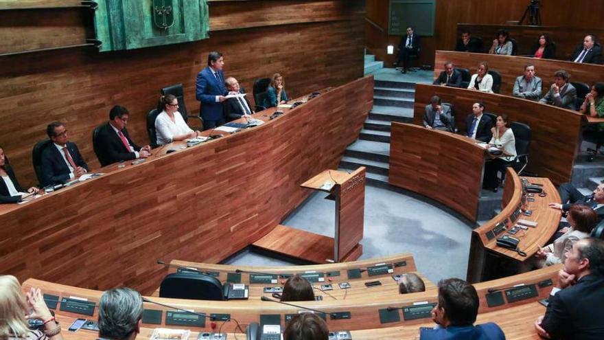 El presidente de la Junta, Pedro Sanjurjo, se dirige a los diputados en un Pleno de esta legislatura.