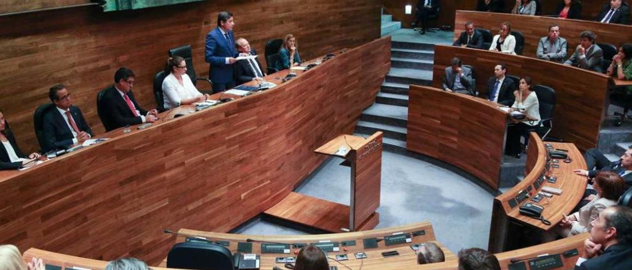 El presidente de la Junta, Pedro Sanjurjo, se dirige a los diputados en un Pleno de esta legislatura.