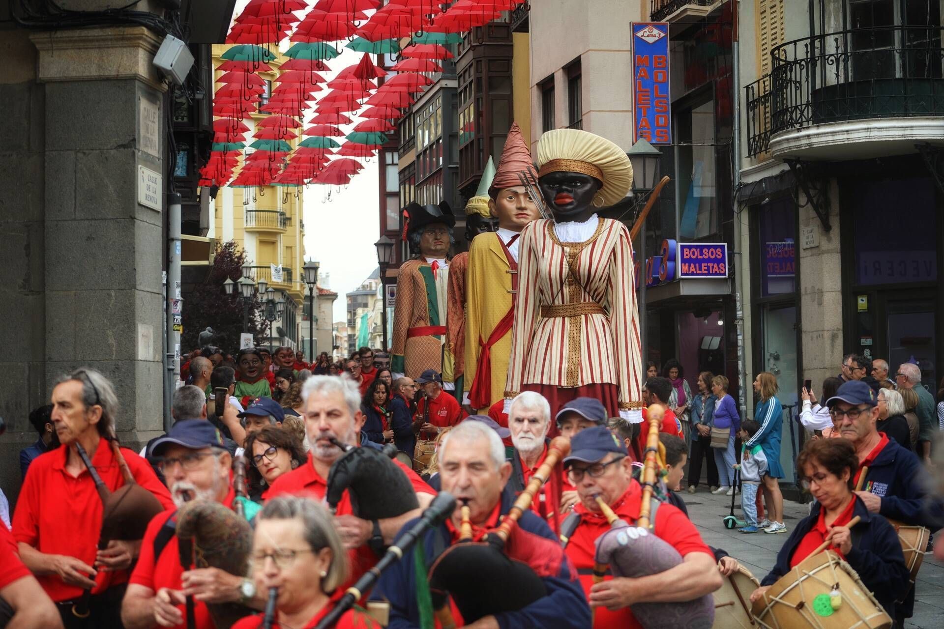 Pasacalles de Gigantes y Cabezudos en las Fiestas de San Pedro de Zamora de 2024