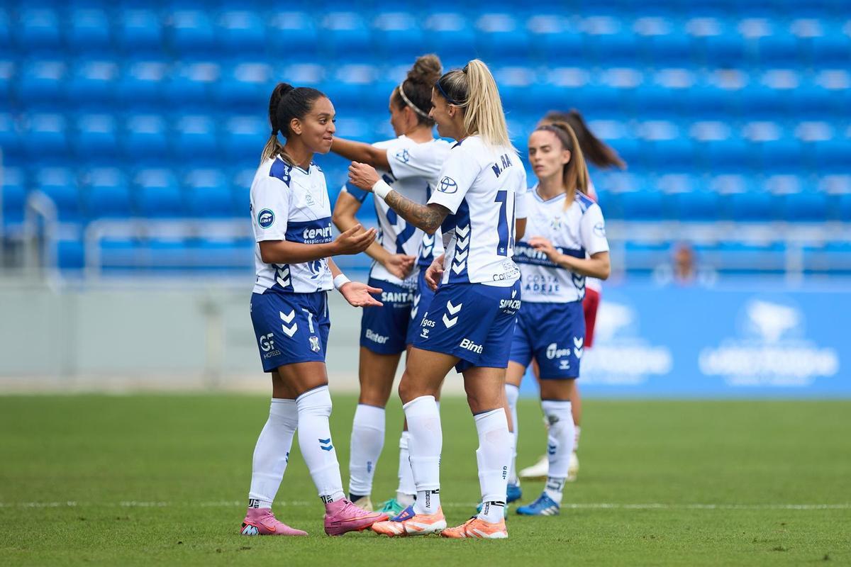 Las jugadoras del Costa Adeje celebran un tanto contra el Granada.