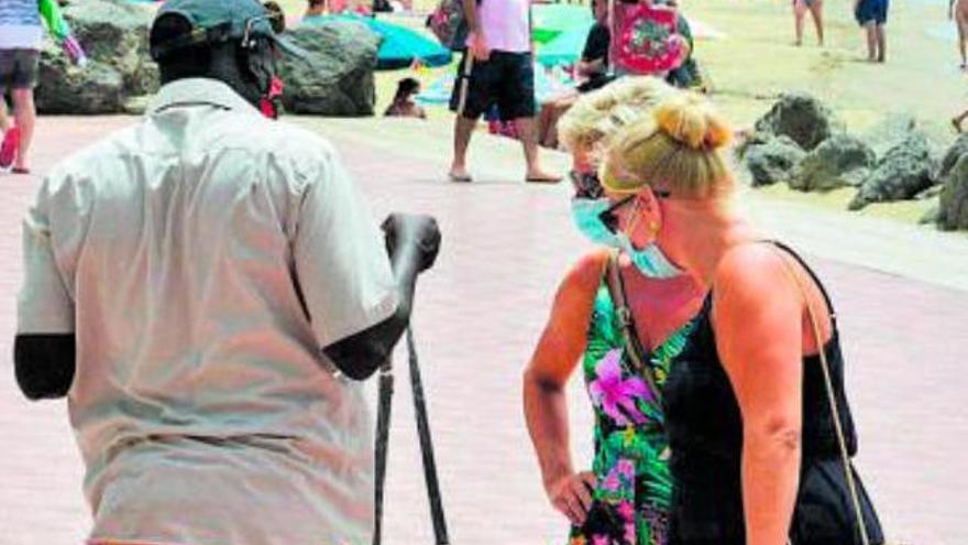 Turistas en la playa de Maspalomas.