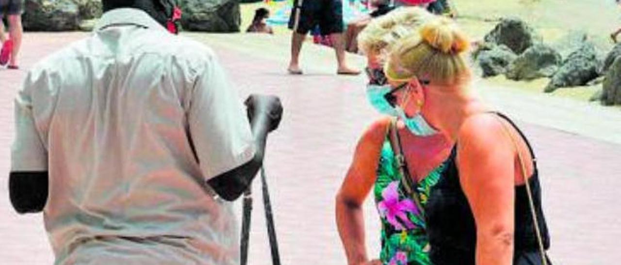 Turistas en la playa de Maspalomas.