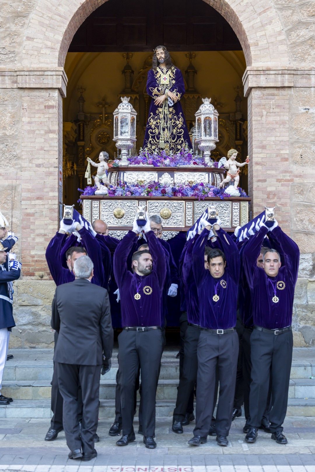 La procesión del Santo Entierro de Cristo del Viernes Santo en Torrevieja, en imágenes