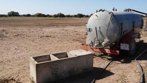 Camión cisterna en una de las explotaciones ganaderas de la comarca de Los Pedroches.