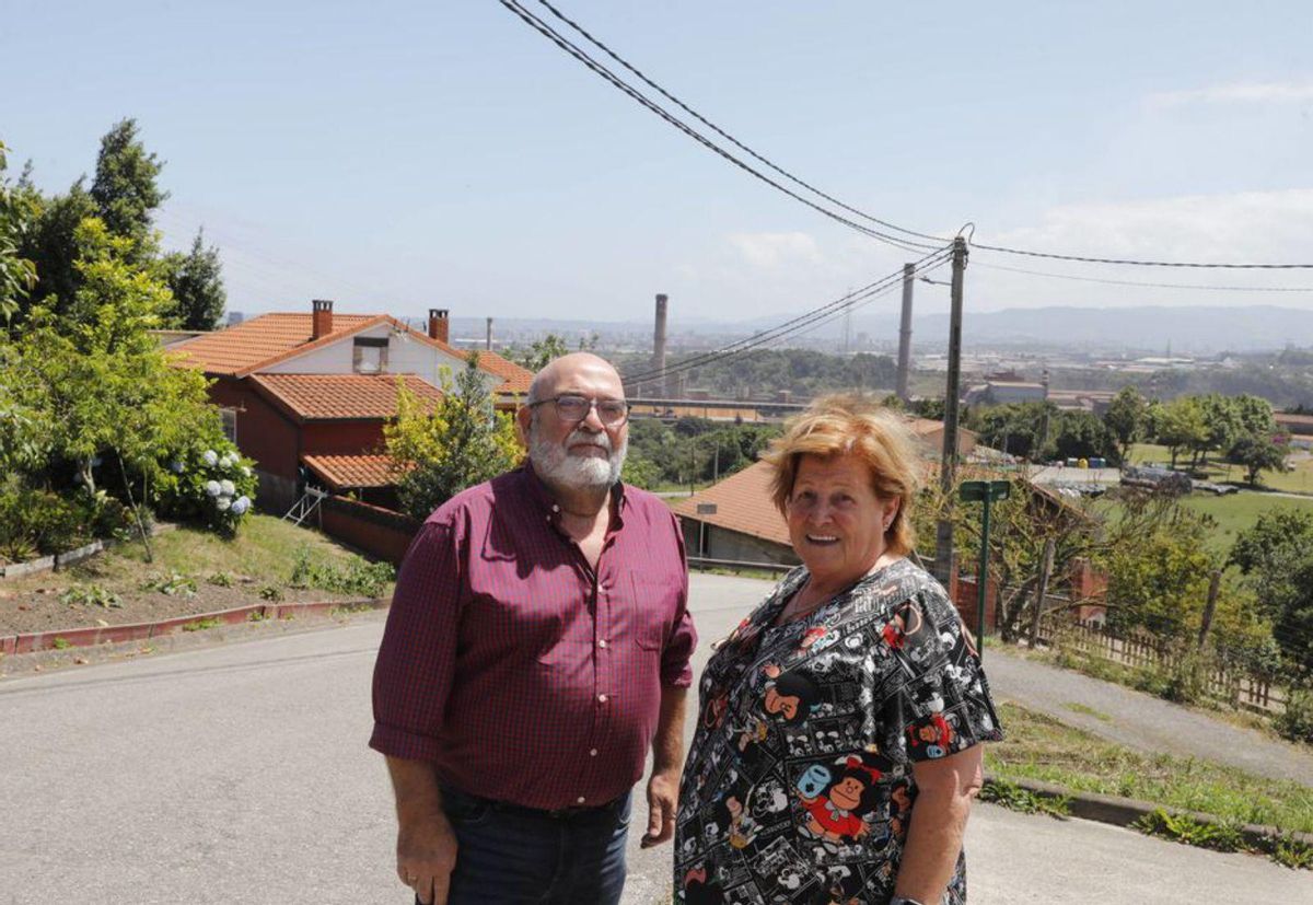 José Berdayes y Tere Menéndez, en el camino de la Zampulla, en Poago.