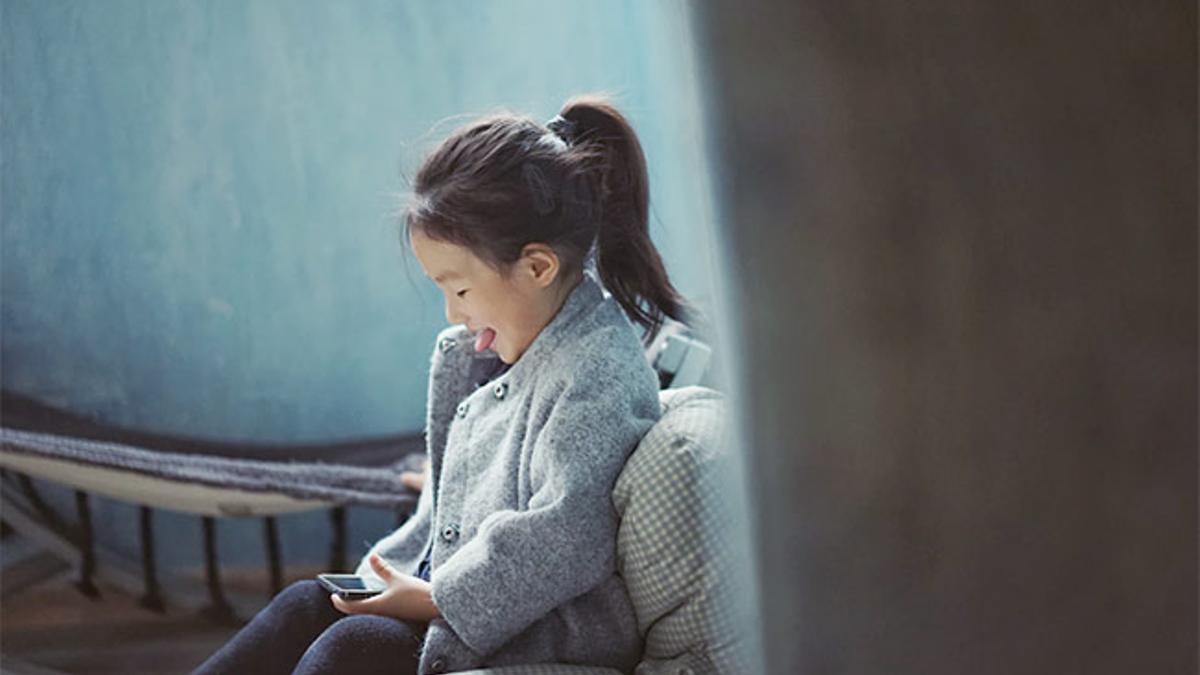 Niña jugando con un móvil