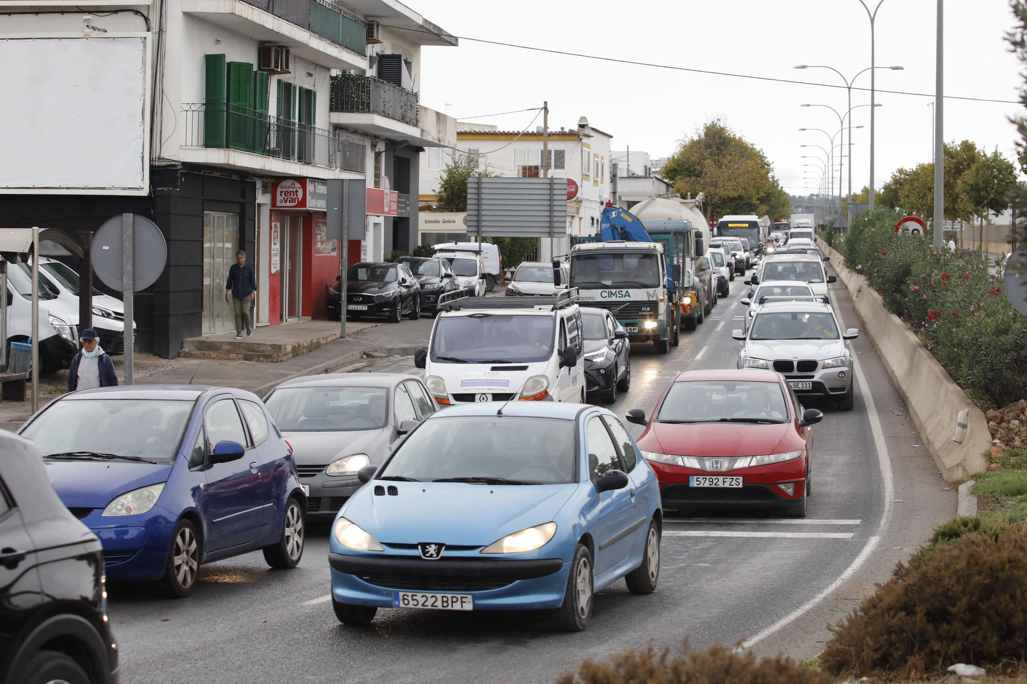 Accidente en Ibiza: un coche choca contra el quitamiedos de una rotonda y cae a la autovía