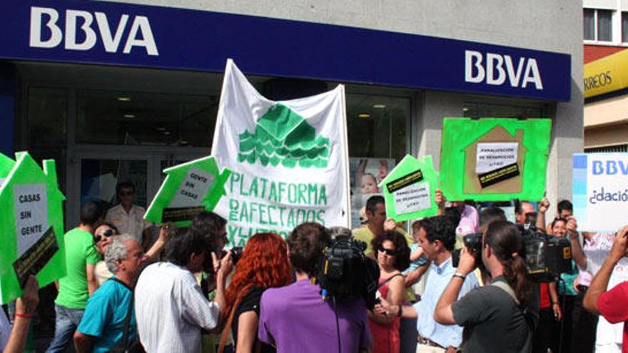 Varias decenas de personas protestaron ante la sede de la entidad bancaria.