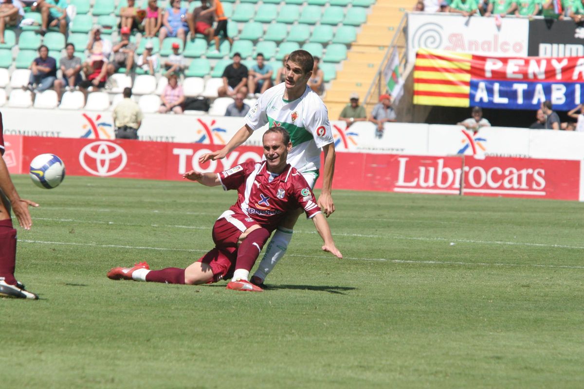 Nino falls against Raúl Fuster during his first visit to Elche