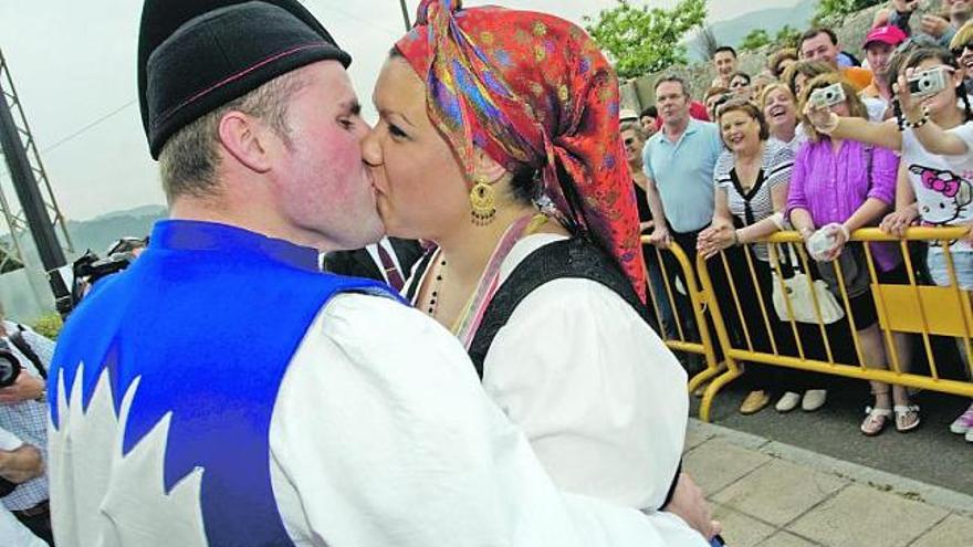 Silvia Mallo Durán e Iván Martínez, ayer, protagonizando el tradicional rito del Puchero al pie del crucero de la ermita de La Luz.