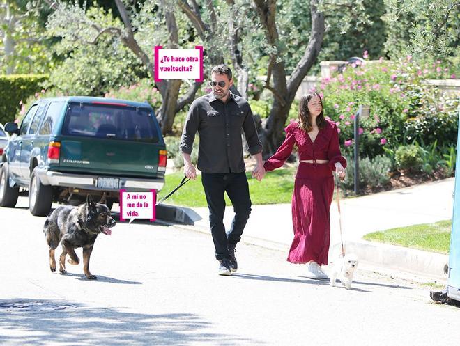 Ben Affleck y Ana de Armas de paseadores de perros