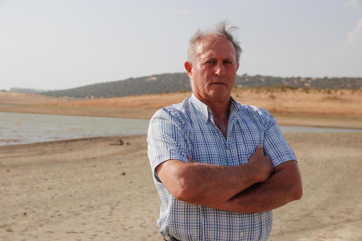 Antonio Martínez, en el pantano de Alange, en un área que debería estar inundada de agua