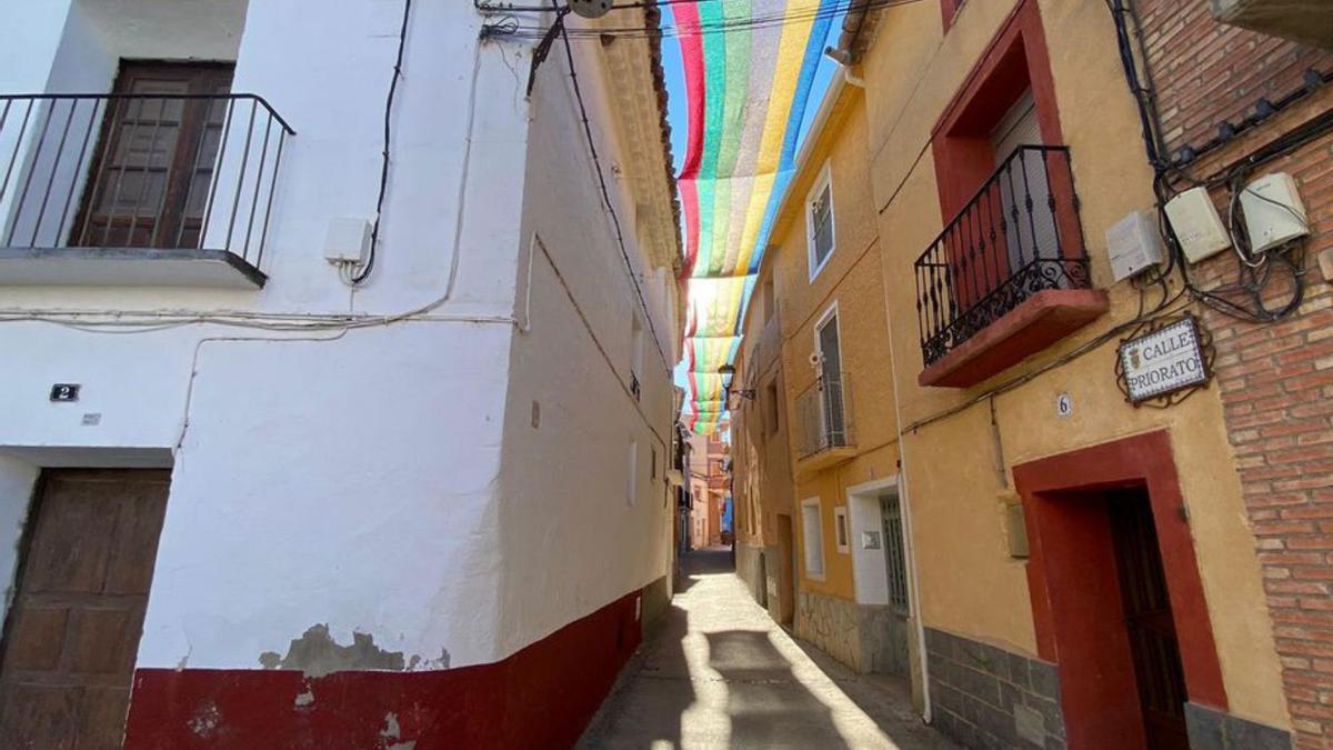 Bandera de ganchillo colocada en la calle Priorato.