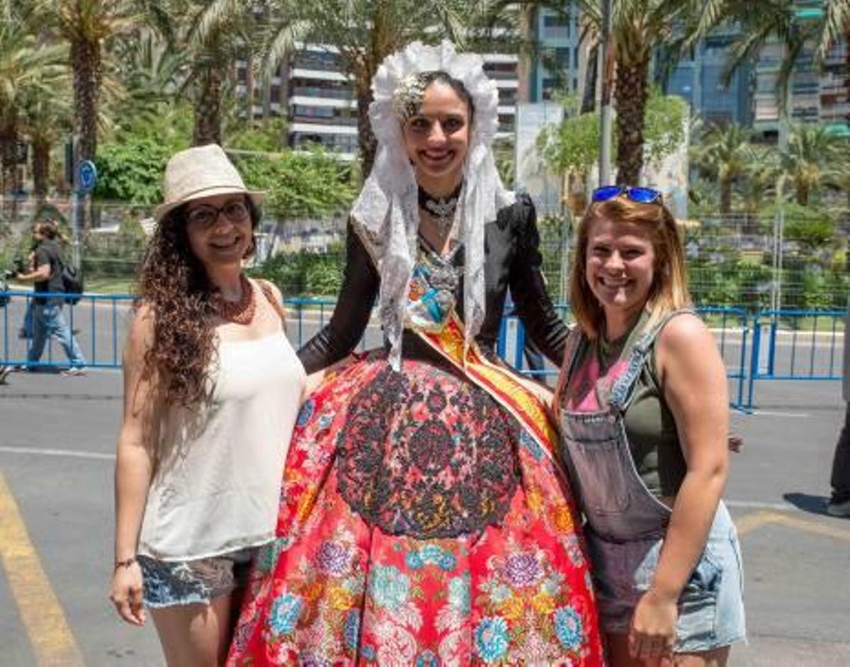 Nieves Pachón (izda.), junto a la Ballea del Foc, Carmen Caballero.