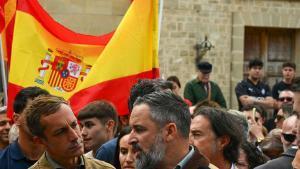 El presidente de Vox, Santiago Abascal, atiende a los medios en la Plaza del Ayuntamiento de Úbeda (Jaén). A 4 de mayo de 2026 en Úbeda, Jaén (Andalucía, España). El presidente de Vox, Santiago Abascal, ha afirmado que las elecciones al Parlamento de Andalucía no son agónicas y lo que se debate es si el presidente de la Junta y candidato del PP a la reelección, Juanma Moreno, logra mayoría absoluta para luego tirarla por el retrete. Así lo ha indicado este lunes en Úbeda (Jaén) y a preguntas de los periodistas con respecto a las primeras jornadas de campaña electoral, sobre la que ha dicho tener la sensación de llevar en campaña desde hace varios meses. 04 MAYO 2026 Ángel Díaz / Europa Press 04/05/2026. Santiago Abascal;Ángel Díaz;category_code_new;
