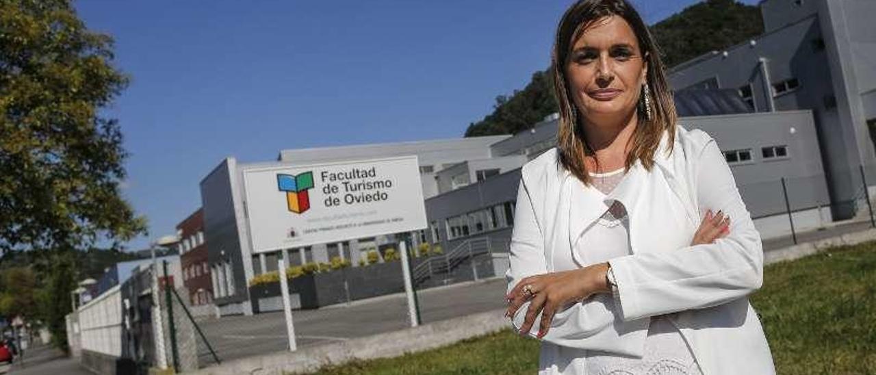 Marián González, ante la Facultad de Turismo de Oviedo.