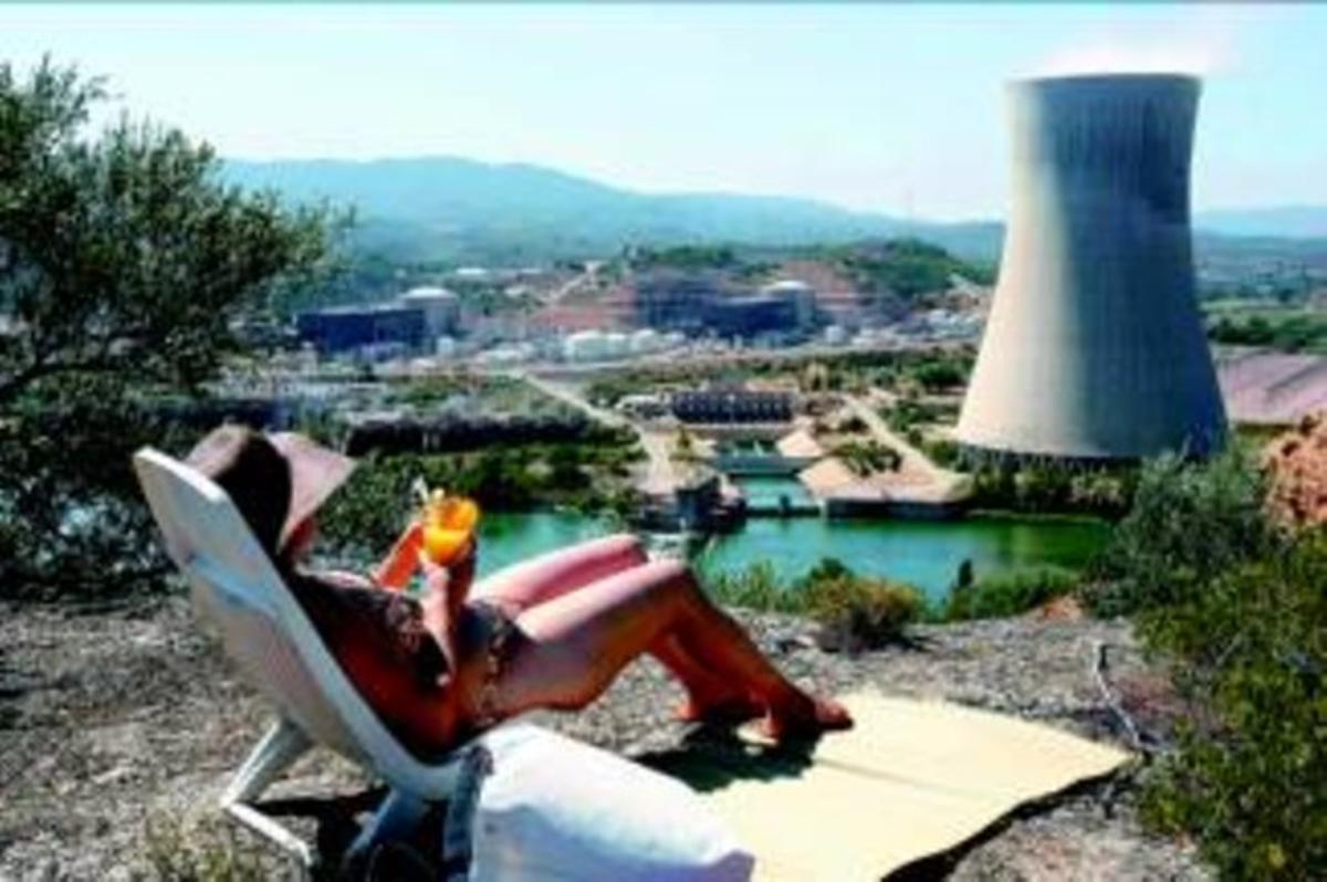 Una mujer toma el sol cerca de la central nuclear de Ascó, ayer.