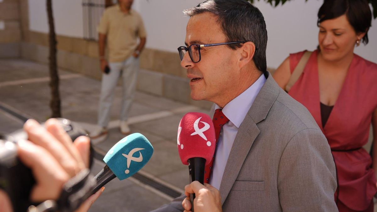 Gallardo llega al debate del estado: "El grupo socialista está aquí para construir Extremadura"