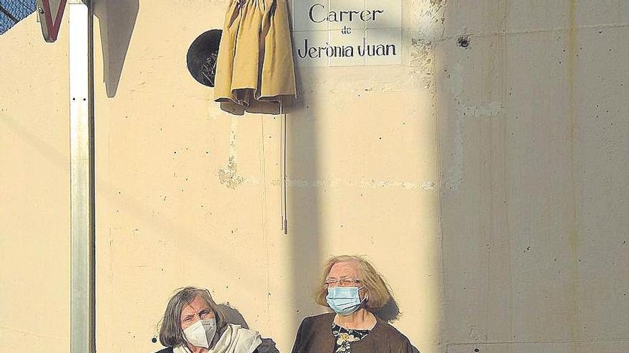 Las hijas de Jerònia Juan, Antònia y Victòria Andreu, ante la placa.