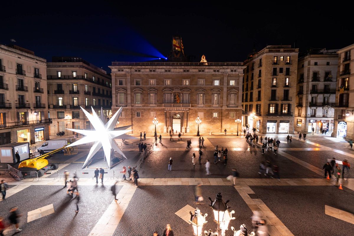 La estrella de Nadal ja ilumina la plaça Sant Jaume. Una gran estrella de luz de 20 puntas iluminará la plaza de Sant Jaume esta Navidad
