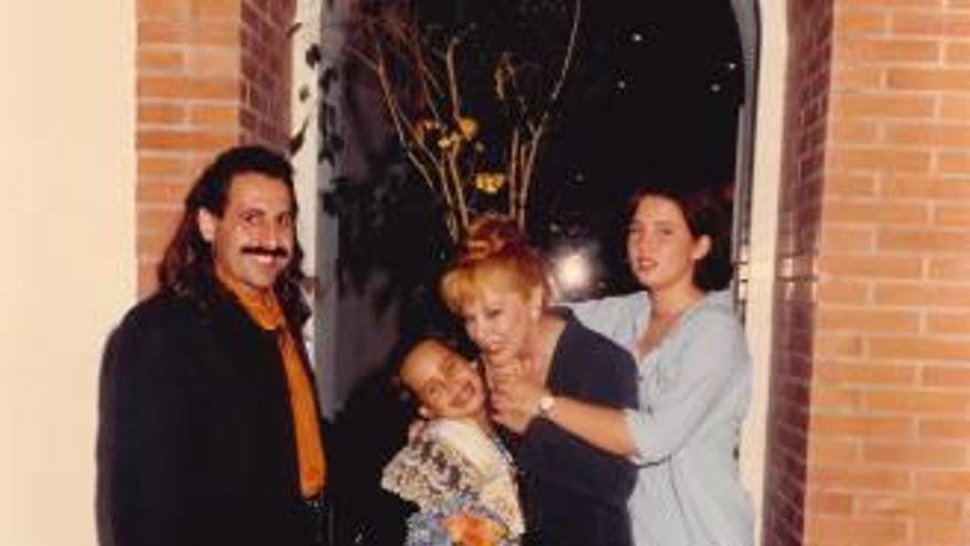 Karina, con Juan Miguel Martínez, en la ofrenda de flores a la Virgen de Lledó, en el año 2000.