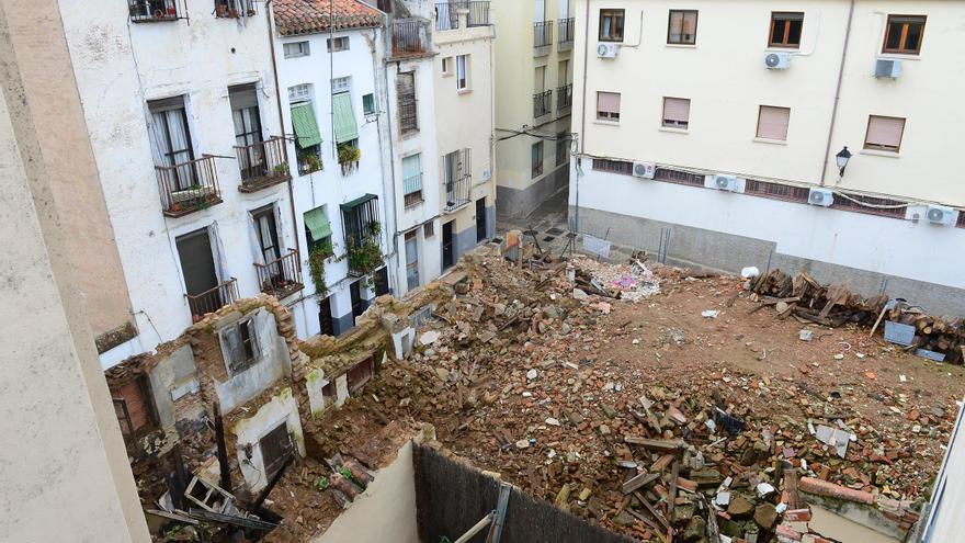 Vecinos reclaman que se limpie el solar de la calle Borrego de Plasencia o irán al juzgado