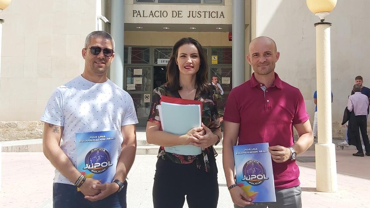 La abogada Raquel Sánchez con dos responsables del JUPOL en los Juzgados de Alicante.