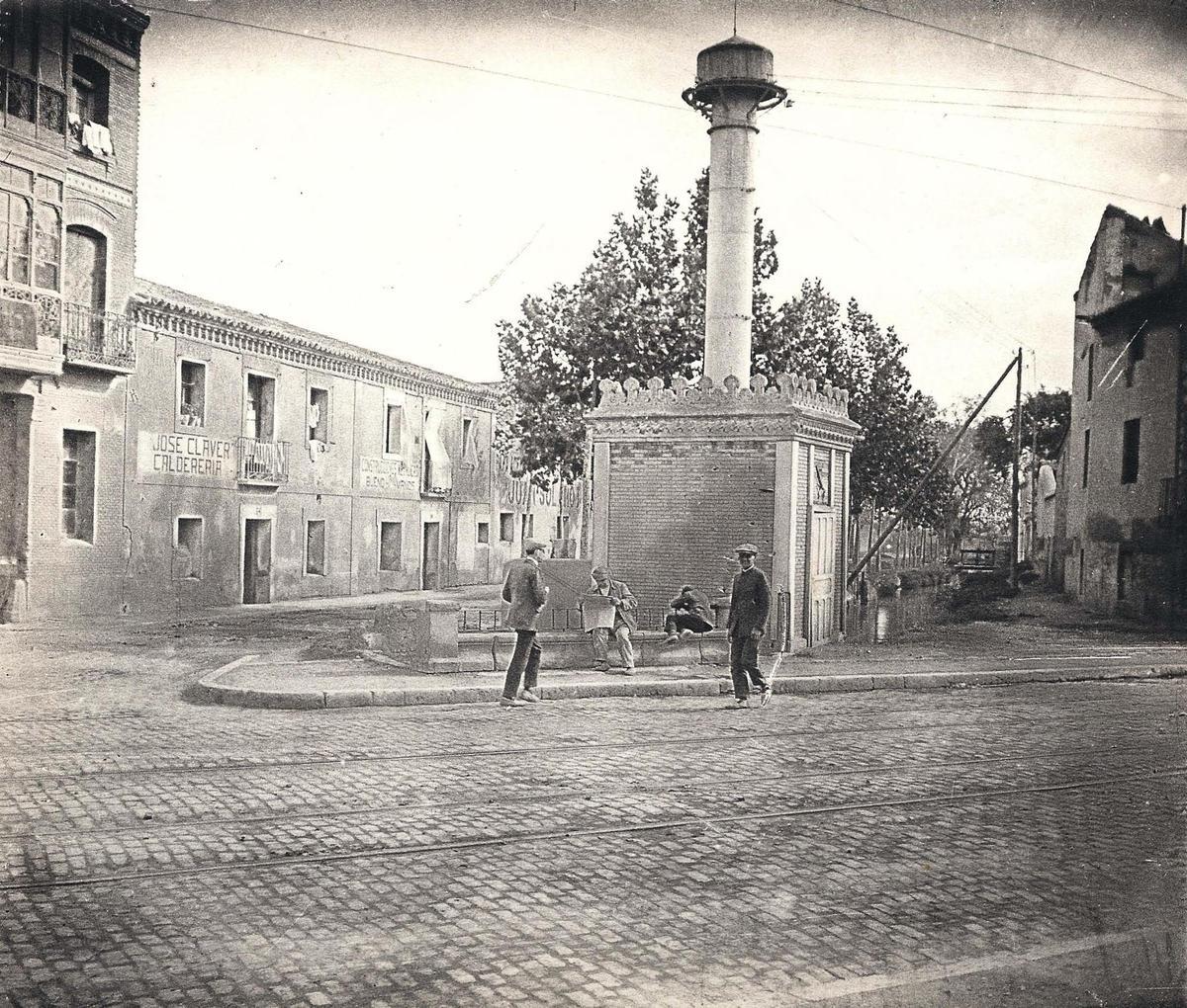 Vías del tranvía en la calle Miguel Servet, en el inicio de lo que es hoy Compromiso de Caspe, en los años 20.