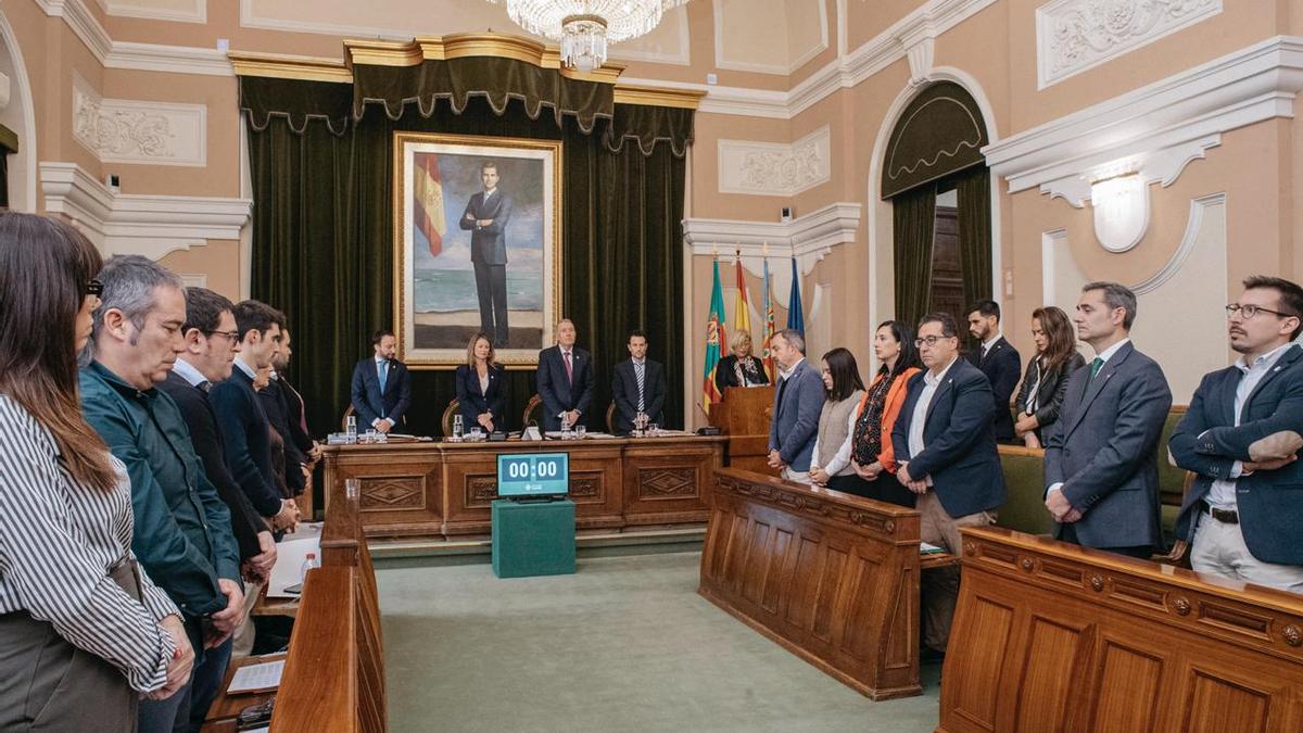 El pleno ha comenzado con la lectura de los nombres de todas las mujeres víctimas de violencia de género.
