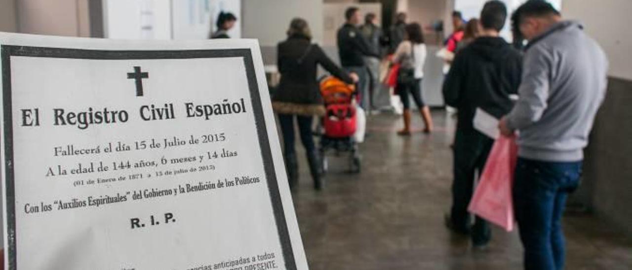 Uno de los panfletos que se podían ver hace escasas semanas, en una cola del Registro Civil de Elche, ante la necesidad de más recursos humanos.