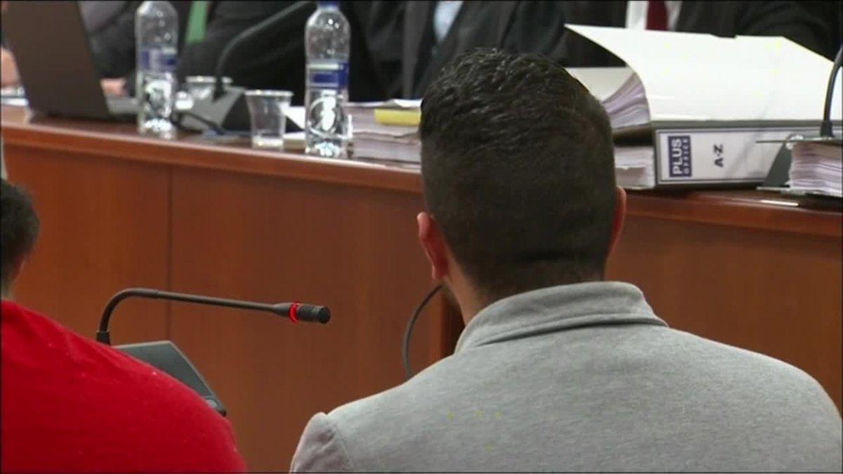 Rodríguez ha afirmado en el juicio que los agentes se le acercaron por la espalda, aunque no apercibió sus pasos cuando se aproximaron.