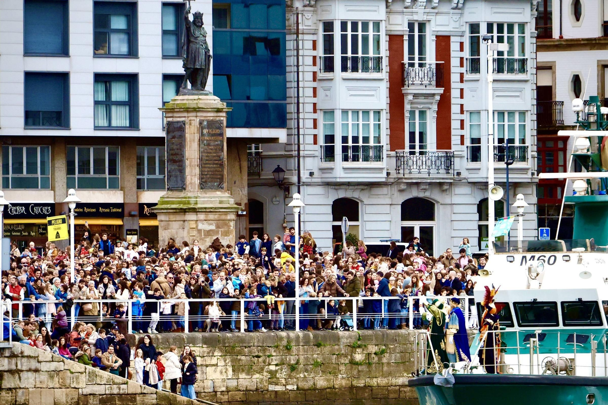 En imágenes: Los Reyes Magos desembarcan en Gijón