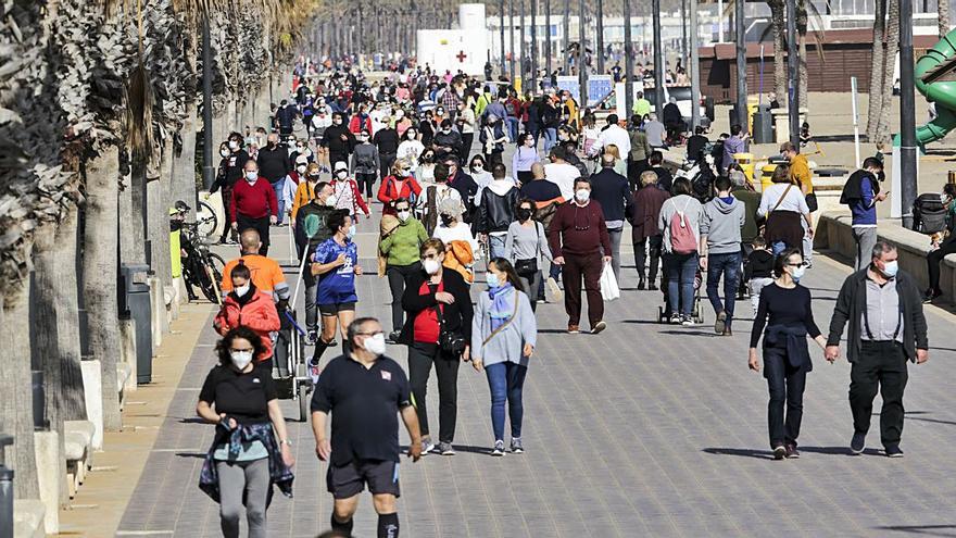 Aspecto del paseo de la Malva-rosa ayer, en el segundo fin de semana de cierre perimetral. | EDUARDO RIPOLL