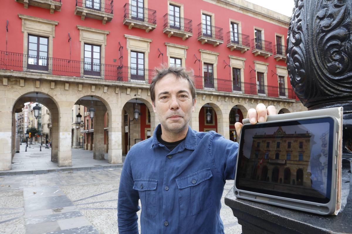 Marcos Merino, en la Plaza Mayor de Gijón.