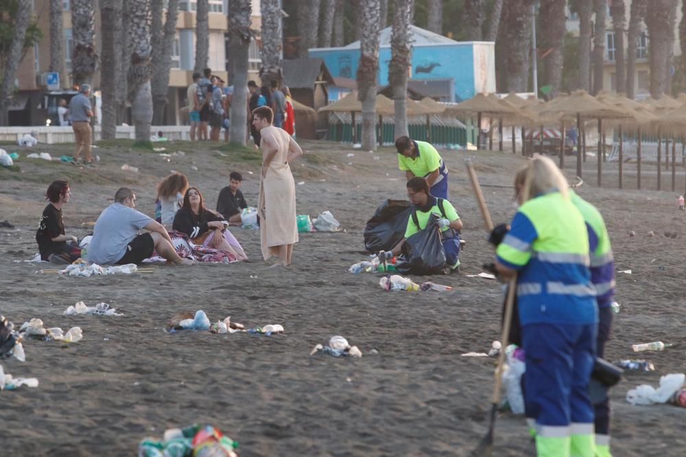 Así quedaron las playas tras la Noche de San Juan.