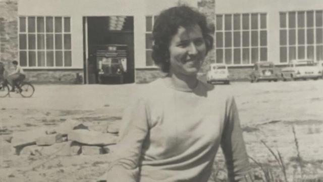 Laura delante de la planta de Pontesa antes de irse a Uruguay, en 1968.