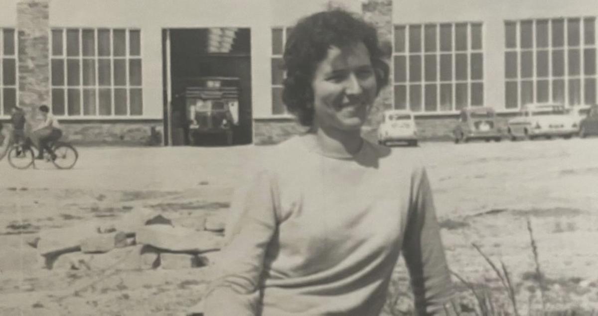 Laura delante de la planta de Pontesa antes de irse a Uruguay, en 1968.