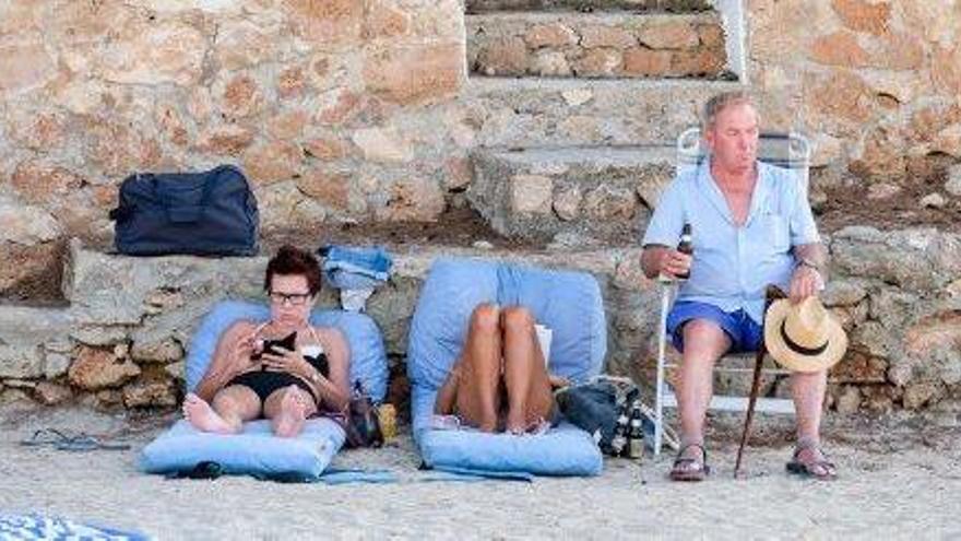 Turistas en Cala Gració el pasado verano.