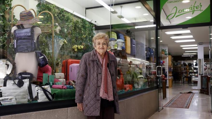 Toñita López Rodríguez, ante la tienda de tercera generación “Jomafer”.   // GUSTAVO SANTOS