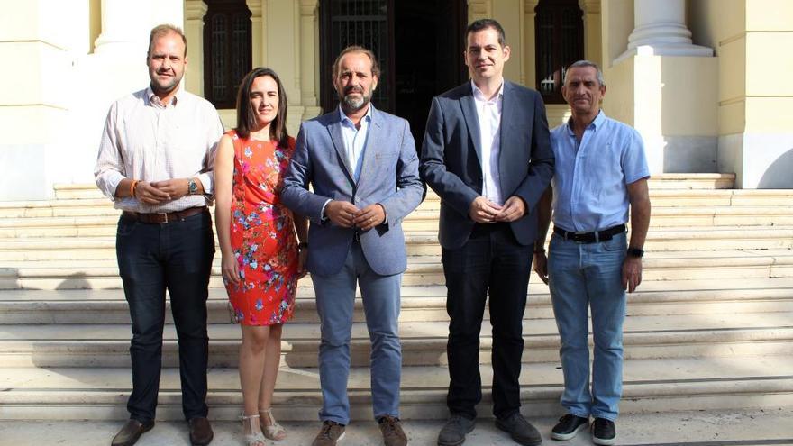 Juan Cassá, acompañado de su equipo, frente al Ayuntamiento de Málaga.