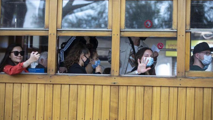 Turistas en el tren de Sóller, empresa asociada a Abactur. | GUILLEM BOSCH