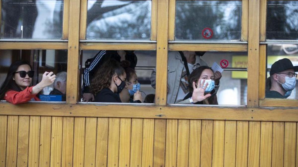 En la imagen turistas en el tren de Sóller | GUILLEM BOSCH