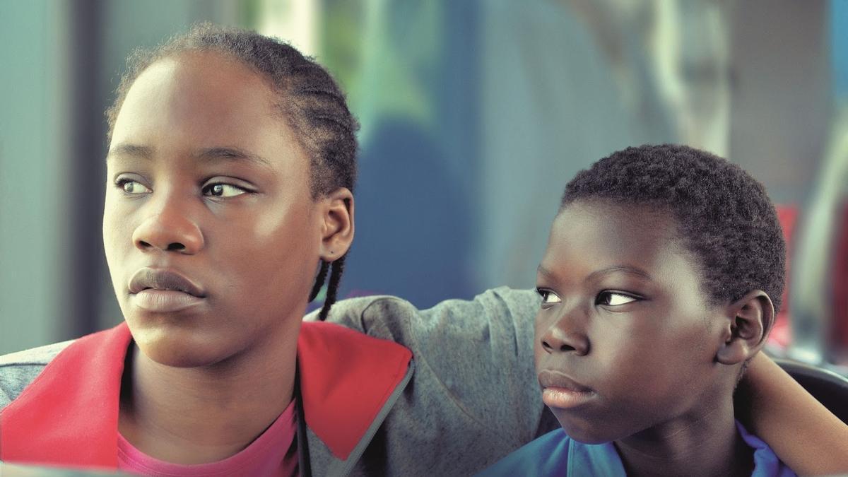 Joely Mbundu y Pablo Schils, en ’Tori y Lokita’, de los hermanos Dardenne.