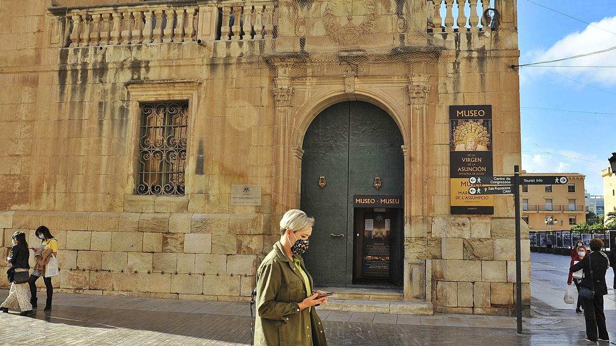 Los accesos al Museo de la Virgen de la Asunción son una de las zonas que más deterioradas están en la basílica. | MATÍAS SEGARRA