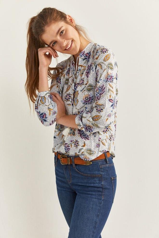 Blusa de manga larga con cuello redondo y estampado con flor indiana, de Springfield (14,99 euros)