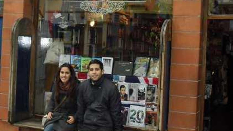 Maribel y su pareja, frente a la famosa librería de Notting Hill.